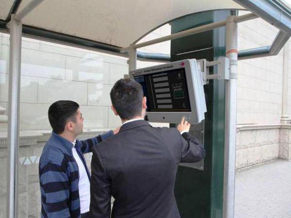 Gəncədə yolun bir tərəfində dayanacaq var, digərində yoxdur - Sakinlər şikayətçidir