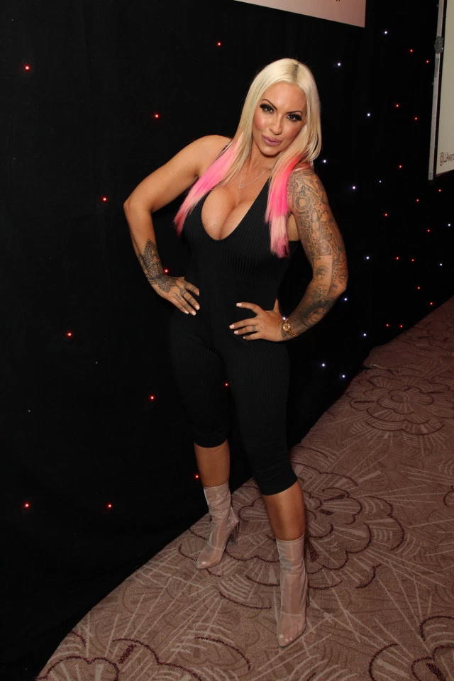 Məşhur qadından idman zalında biabırçı selfi - FOTO