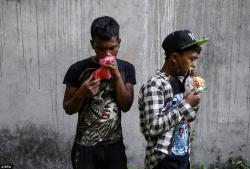 Yapışqan iyləyib şikəst qalan gənclər - FOTO