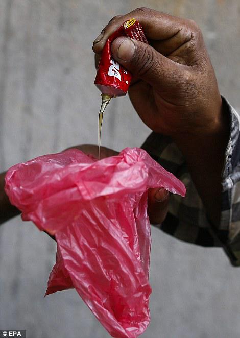 Yapışqan iyləyib şikəst qalan gənclər - FOTO