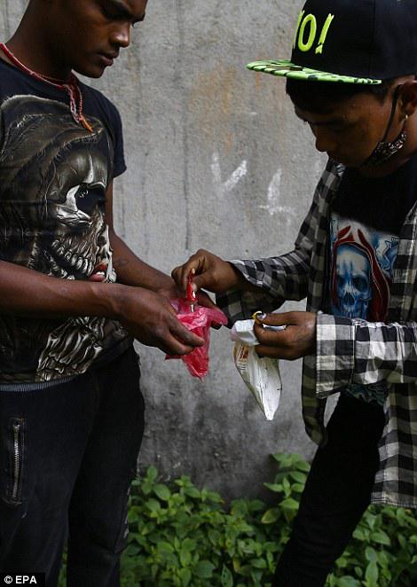 Yapışqan iyləyib şikəst qalan gənclər - FOTO