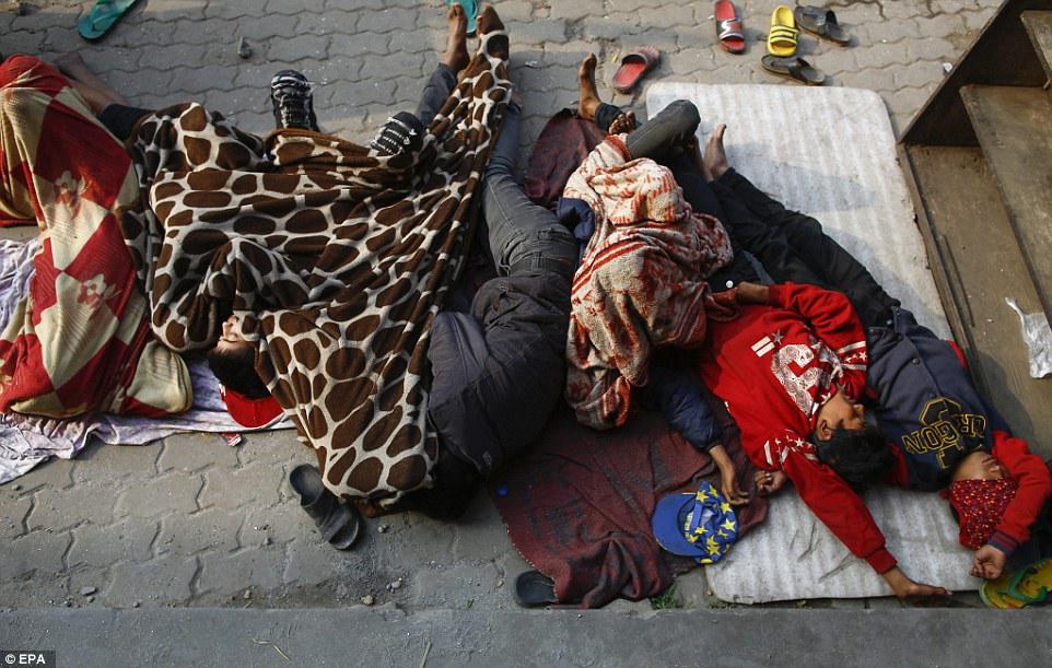 Yapışqan iyləyib şikəst qalan gənclər - FOTO