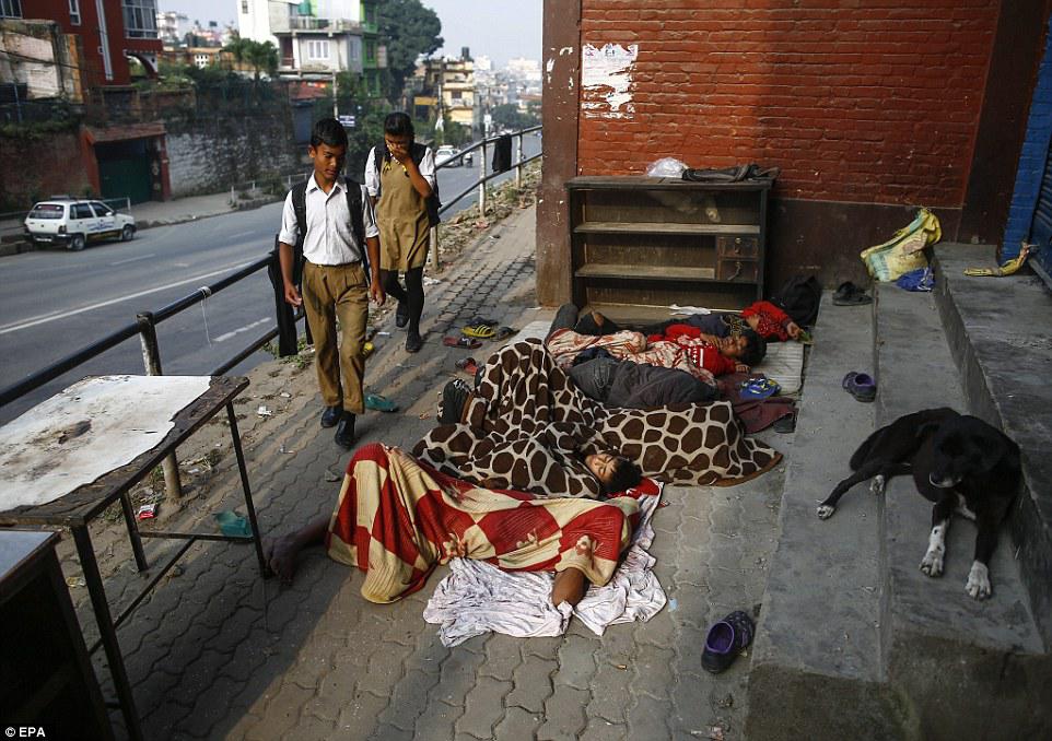 Yapışqan iyləyib şikəst qalan gənclər - FOTO