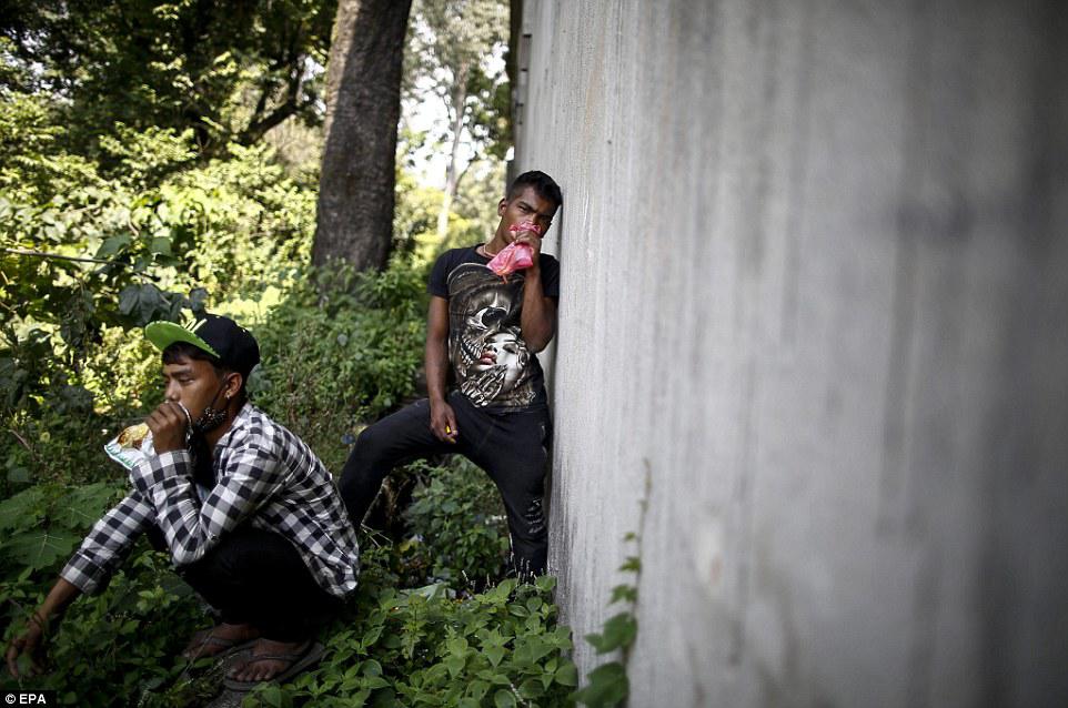 Yapışqan iyləyib şikəst qalan gənclər - FOTO