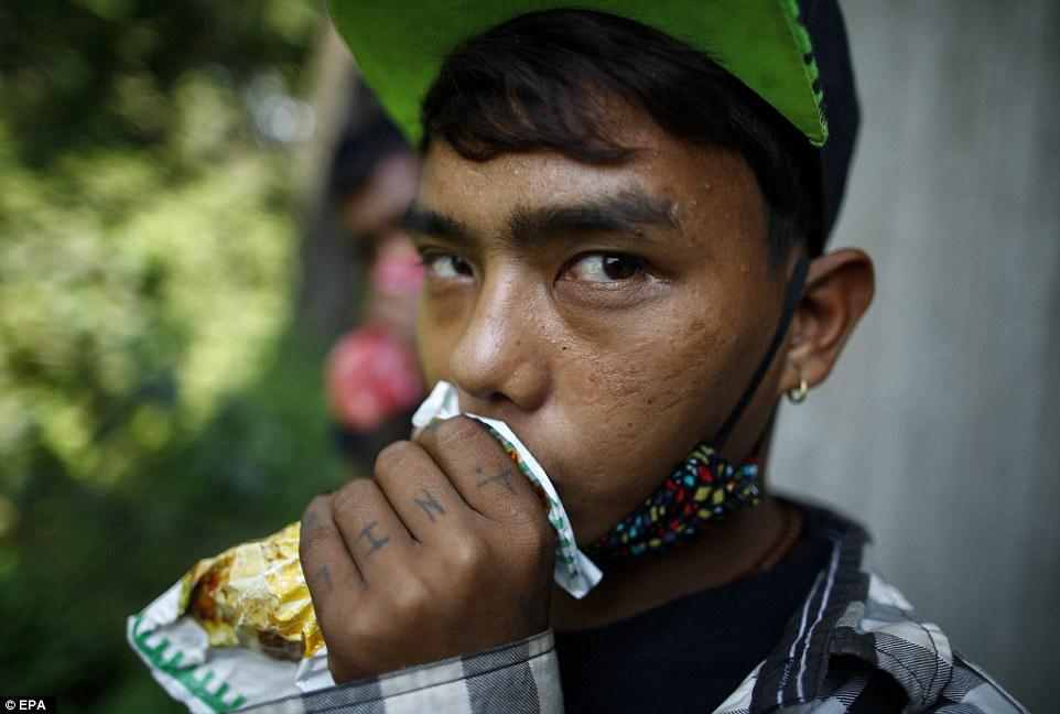 Yapışqan iyləyib şikəst qalan gənclər - FOTO