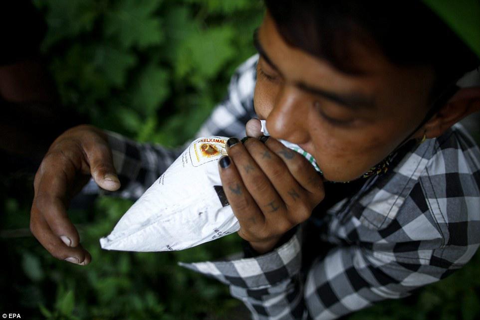 Yapışqan iyləyib şikəst qalan gənclər - FOTO