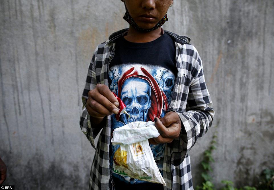 Yapışqan iyləyib şikəst qalan gənclər - FOTO