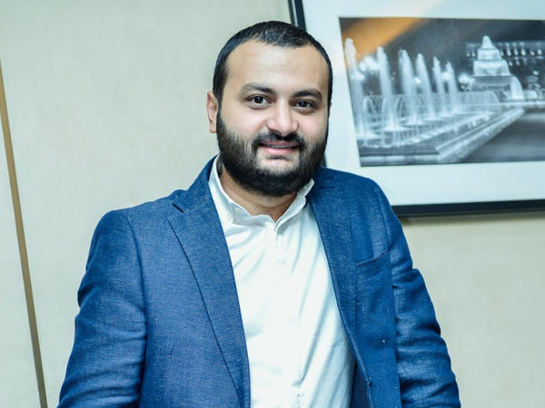 "Dubayda 1 həftə Röyaya görə yalnız uşaq hovuzunda çimməli olduq ki..."