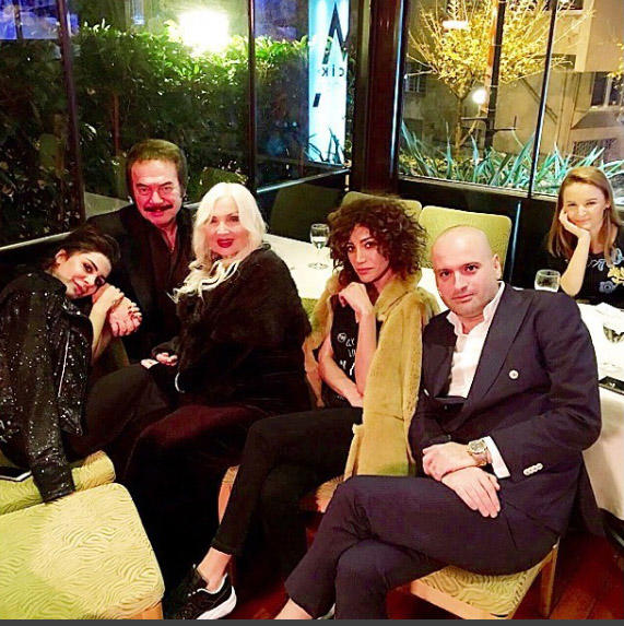 Röya gecəyə geyimi ilə damğa vurdu - FOTO