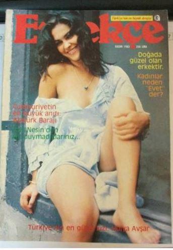 Rus qiz sperma bilan tola pompalanardi. Choyshab bilan porno