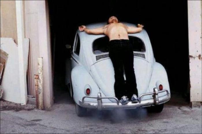 İşdən çıxarılan avtobus sürücüləri özlərini çarmıxa çəkdilər - FOTO