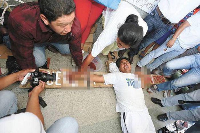 İşdən çıxarılan avtobus sürücüləri özlərini çarmıxa çəkdilər - FOTO