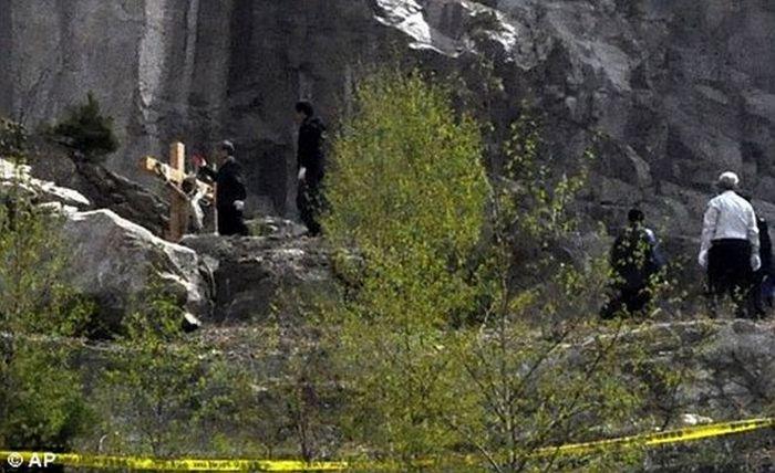 İşdən çıxarılan avtobus sürücüləri özlərini çarmıxa çəkdilər - FOTO