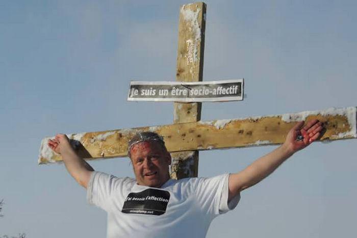 İşdən çıxarılan avtobus sürücüləri özlərini çarmıxa çəkdilər - FOTO