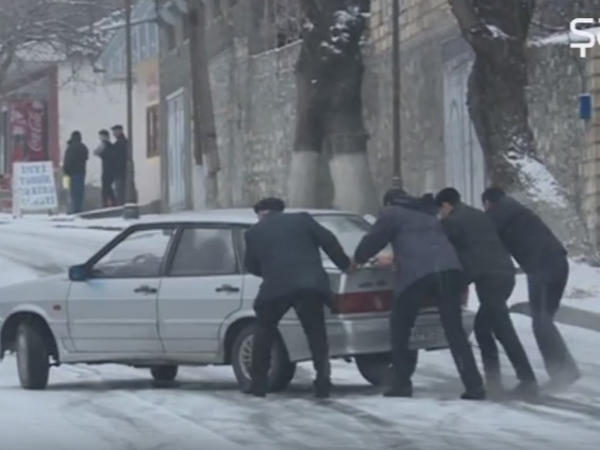 Donan sayğaclar, kəsilən qaz, bağlanan yollar: Qışa hazırlıq nə yerdədir?