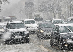 Bakıda yollar və səkilər qardan təmizlənir