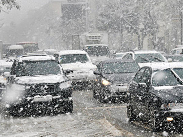 Bakıda yollar və səkilər qardan təmizlənir