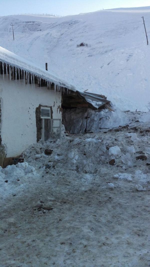 Bu balacanı beşik xilas etdi - Uçqun baş verən evdən FOTOlar