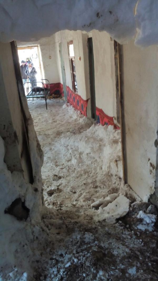 Bu balacanı beşik xilas etdi - Uçqun baş verən evdən FOTOlar