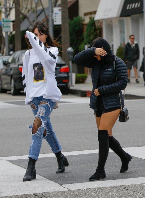 Soyuq havada küçəyə qısa geyimdə çıxdı, hər kəs ona baxdı - FOTO