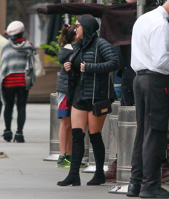 Soyuq havada küçəyə qısa geyimdə çıxdı, hər kəs ona baxdı - FOTO