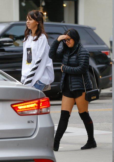 Soyuq havada küçəyə qısa geyimdə çıxdı, hər kəs ona baxdı - FOTO