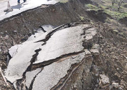 Bakıda asfalt ÇÖKDÜ- AYNA-nın maşını çuxura düşdü - <span class="color_red">FOTOlar</span>