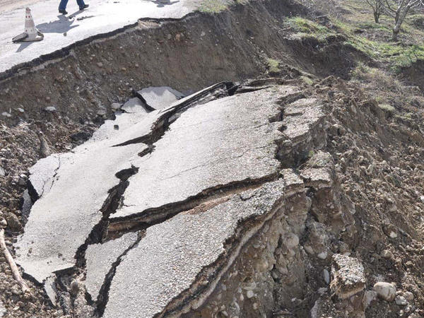 Bakıda asfalt ÇÖKDÜ- AYNA-nın maşını çuxura düşdü - <span class="color_red">FOTOlar</span>