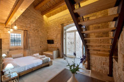 Köhnə kənd evi otel oldu - FOTO