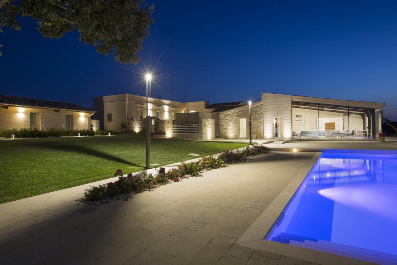 Köhnə kənd evi otel oldu - FOTO