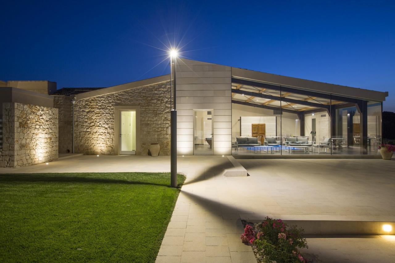 Köhnə kənd evi otel oldu - FOTO