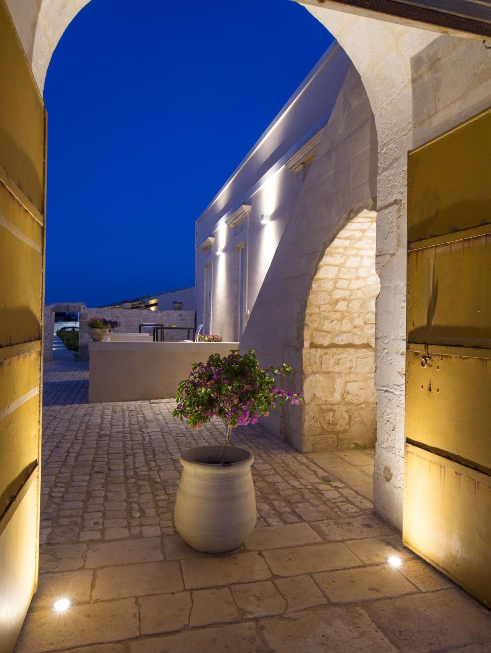 Köhnə kənd evi otel oldu - FOTO