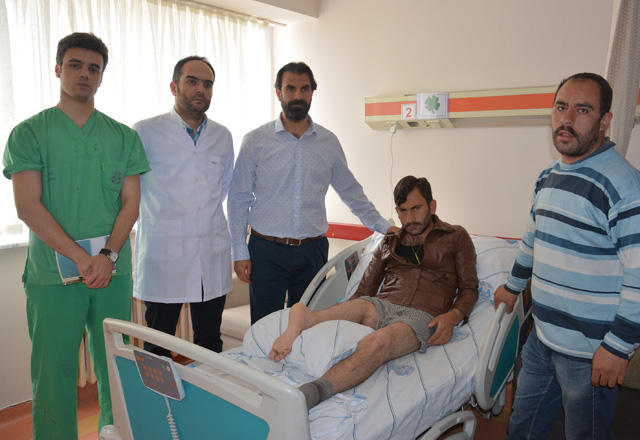 Həkimlər ayağını tərs tikdilər - FOTO