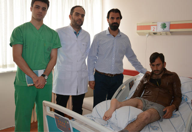 Həkimlər ayağını tərs tikdilər - FOTO