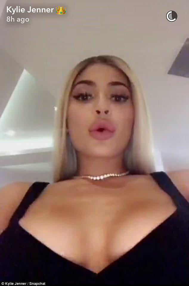 Məşhur model sinəsinin fotolarını paylaşdı - FOTO