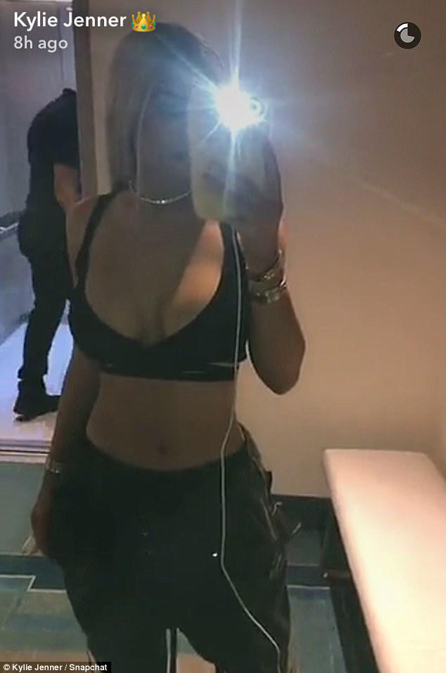 Məşhur model sinəsinin fotolarını paylaşdı - FOTO