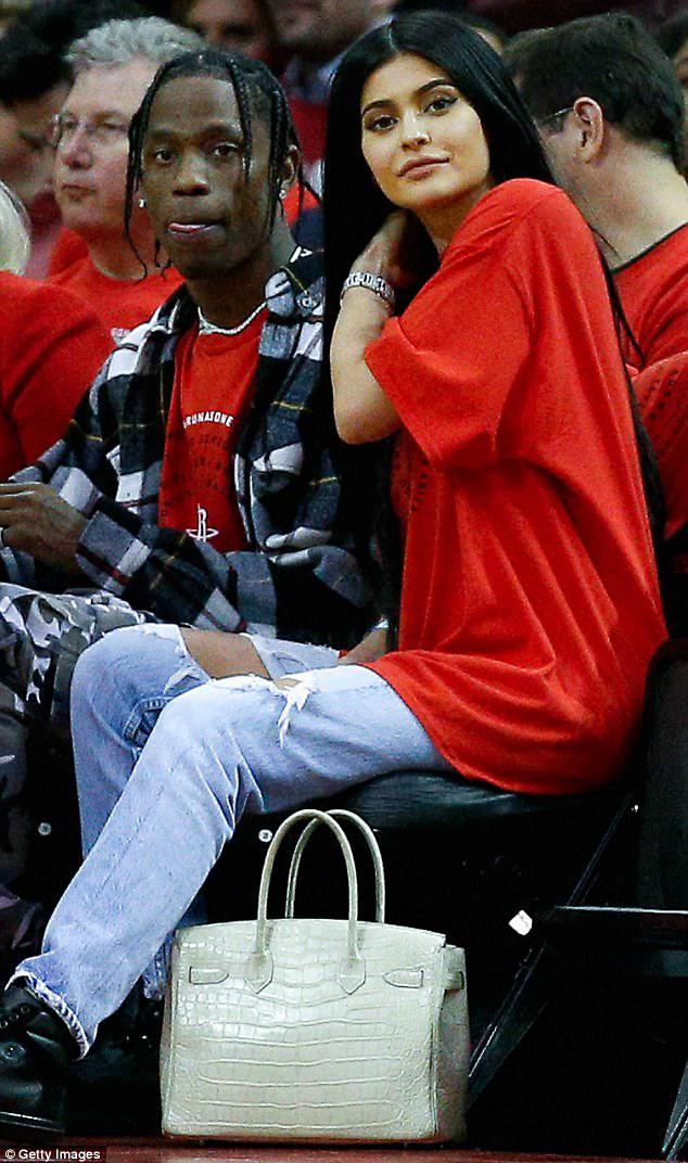 Məşhur model sinəsinin fotolarını paylaşdı - FOTO