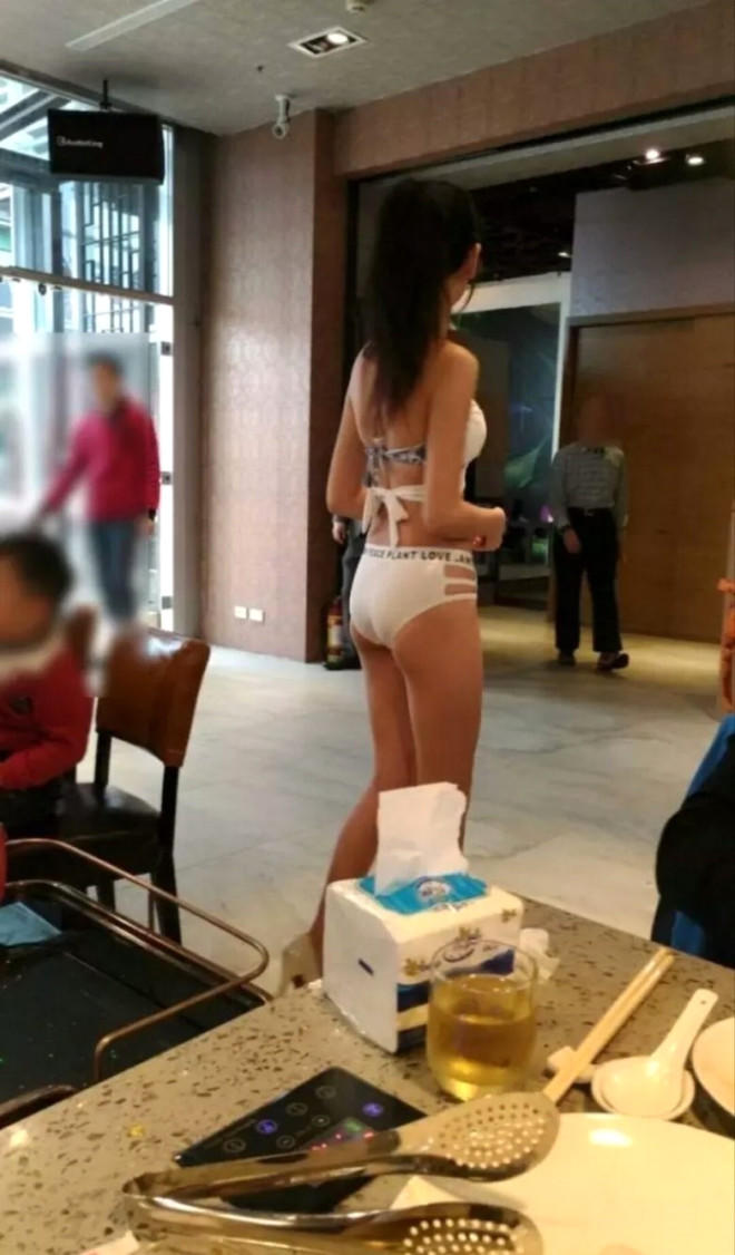 Yarıçılpaq qızların çalışdığı restoran - Müştərilər axın edir - FOTO