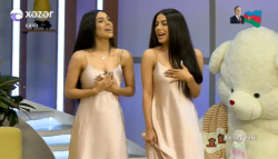 Sevil və Sevinc "gecə paltarı"nda efirə çıxdı... - FOTO