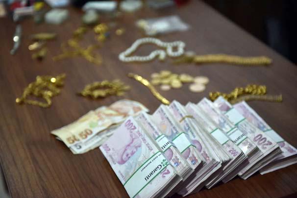Yaşlı qadının sərnişin avtobusunda unutduğu çantadan "sərvət" çıxdı - FOTO