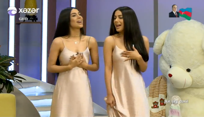 Sevil və Sevinc "gecə paltarı"nda efirə çıxdı... - FOTO