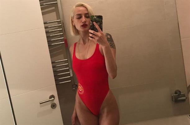 Türkiyəli modeldən hamamda bikini şou - FOTOlar