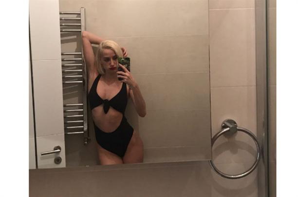 Türkiyəli modeldən hamamda bikini şou - FOTOlar