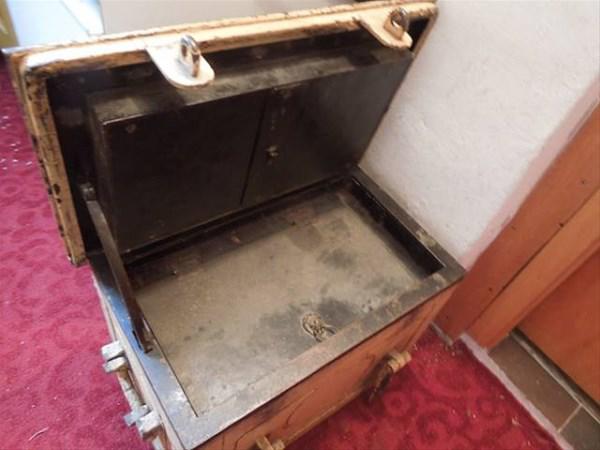 Xalasından miras qalan evdəki sandığı açanda gözlərinə inanmadı - FOTO