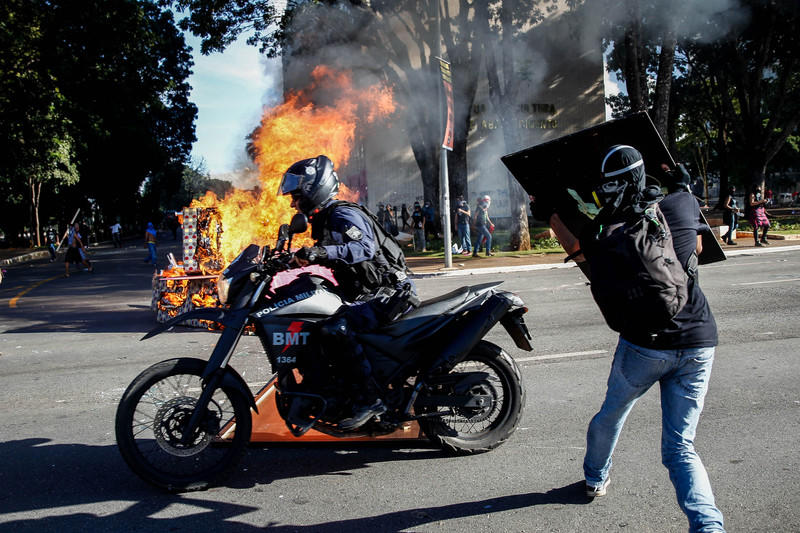 3 nazirlik yandırıldı - Braziliya çalxalanır - FOTO