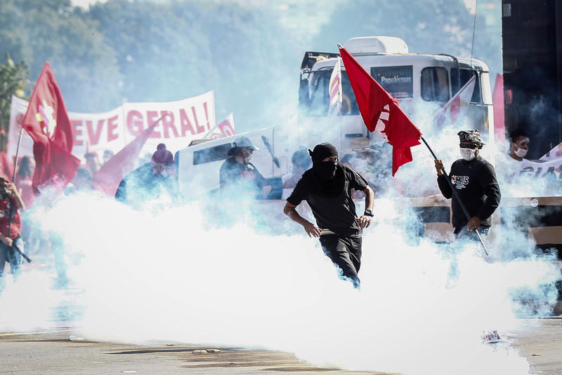3 nazirlik yandırıldı - Braziliya çalxalanır - FOTO