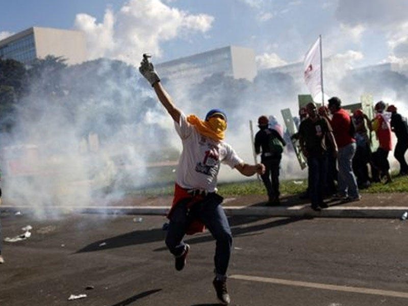 3 nazirlik yandırıldı - Braziliya çalxalanır - FOTO