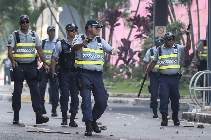 3 nazirlik yandırıldı - Braziliya çalxalanır - FOTO