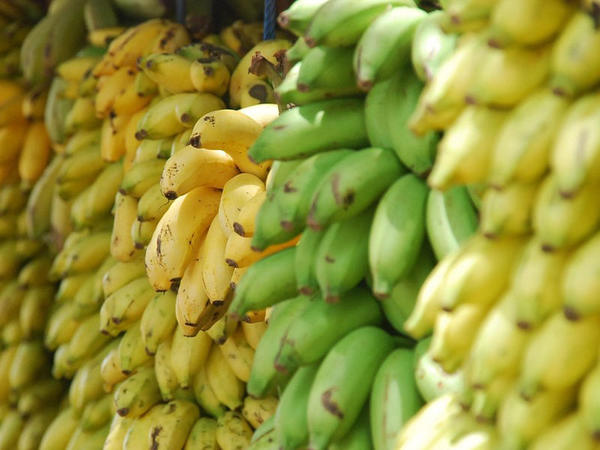 Sarı yoxsa yaşıl? Bananı bu şəkildə yeyənlər diqqətli olsunlar
