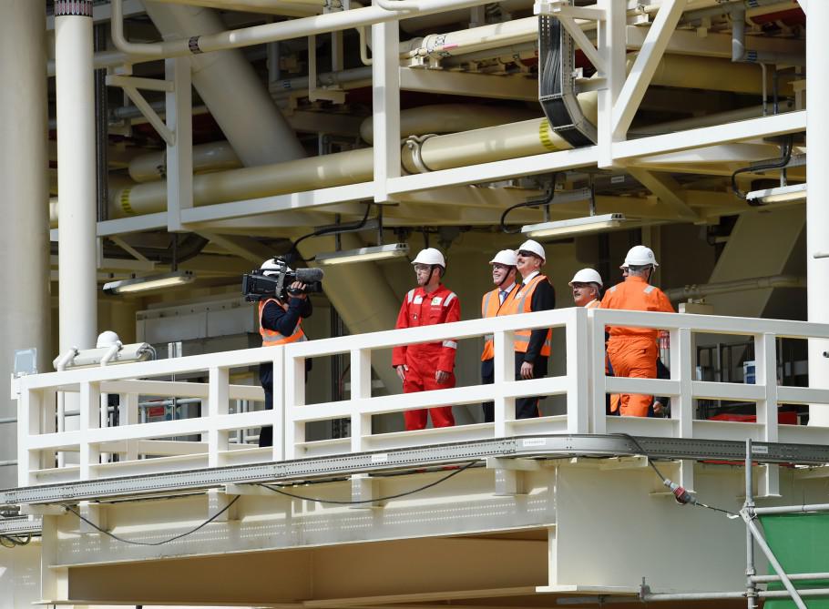 Prezident İlham Əliyev "Şahdəniz-2" üçün inşa olunan platformanın üst tikililərinin dənizə yola salınması mərasimində iştirak edib - FOTO